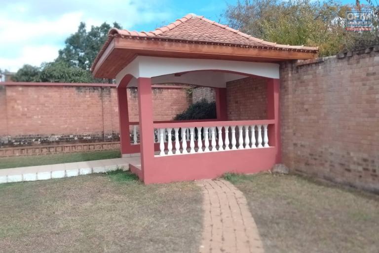 A vendre une villa plain-pied de haut standing situé dans le quartier d'Antsofinondry Sabotsy Namehana