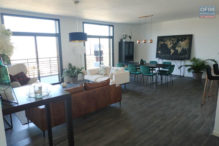 Spacieux appartement non meublé T4 de 150m2 avec piscine à débordement à 10 mn à pieds du lycée Français à Ambatobe