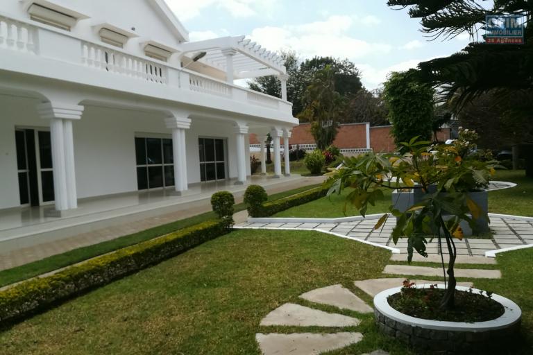Une grande villa F8 à 5mn à pied du lycée à Ambatobe
