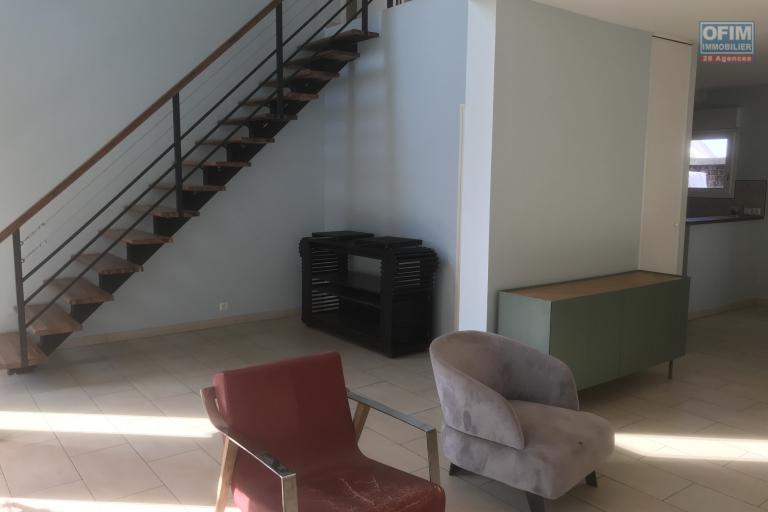 À louer une villa à étage de standing type F5 dans une résidence sécurisée sis à Mandrosoa Ivato non loin de l’aéroport et des centres commerciaux (NON DISPONIBLE)