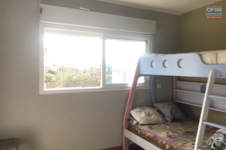 À louer une villa à étage de standing type F5 dans une résidence sécurisée sis à Mandrosoa Ivato non loin de l’aéroport et des centres commerciaux