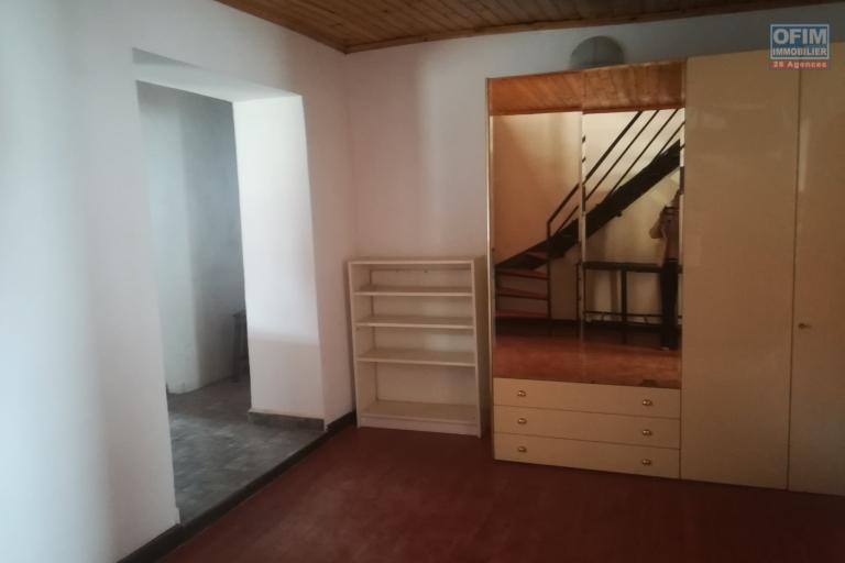 Un grand appartement de 5 pièces à usage professionnel à Soanierana