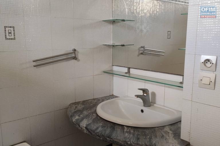 Pur vos projets professionnels ou personnels, OFIM loue une villa F6 avec des chambres attenantes sur Talatamaty en bord de route. NON DISPONIBLE