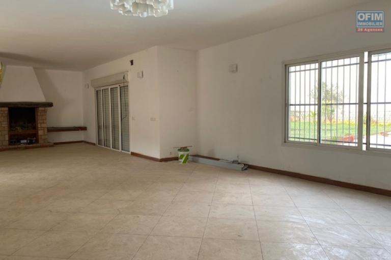 Une villa F5 avec jardin et piscine à Androhibe
