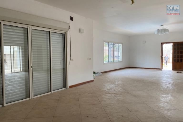 Une villa F5 avec jardin et piscine à Androhibe