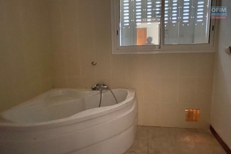 Une villa F5 avec jardin et piscine à Androhibe