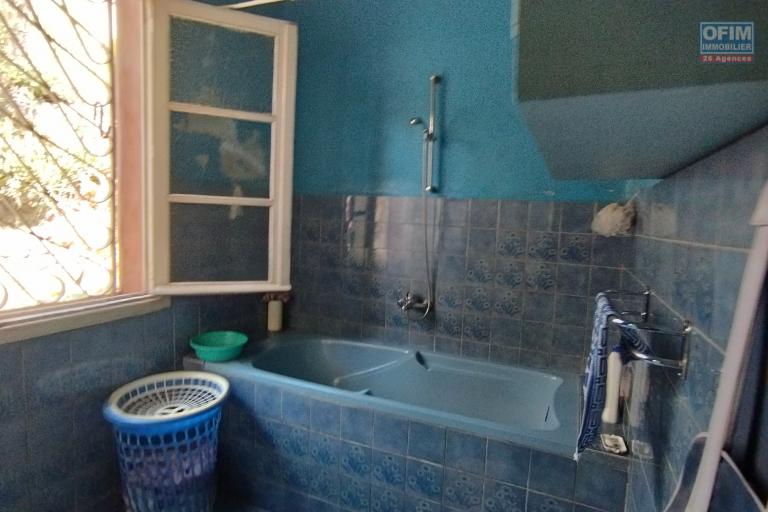 Maison F5 à étage en bord de route principale à Tsimbazaza - Antananarivo