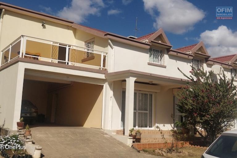 A vendre grande villa F6 de 300 M2 habitable  avec vue sur le lac Mamamba ambohibao. Contact Mr Jacky 034 02 443 04