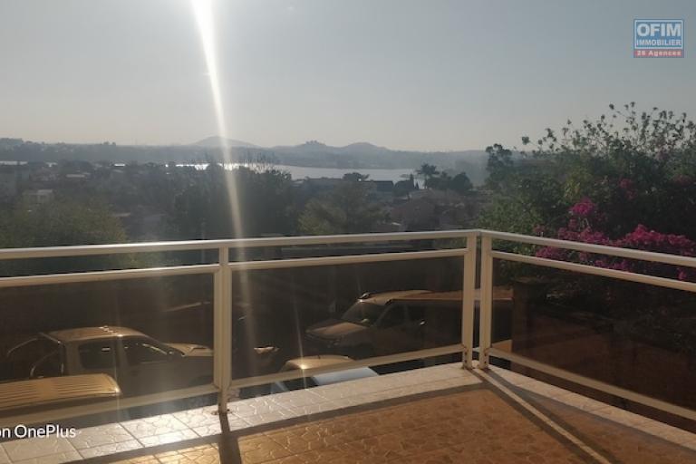 à vendre grande villa F6 de 300 M2 habitable  avec vue sur le lac Mamamba ambohibao