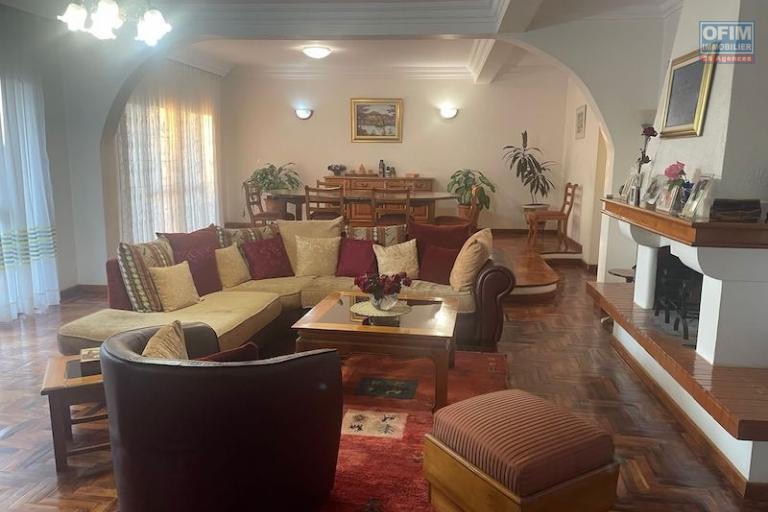 A vendre grande villa F6 de 300 M2 habitable  avec vue sur le lac Mamamba ambohibao. Contact Mr Jacky