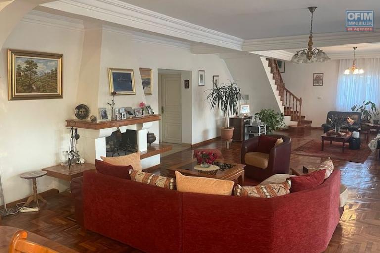 A vendre grande villa F6 de 300 M2 habitable  avec vue sur le lac Mamamba ambohibao. Contact Mr Jacky 034 02 443 04
