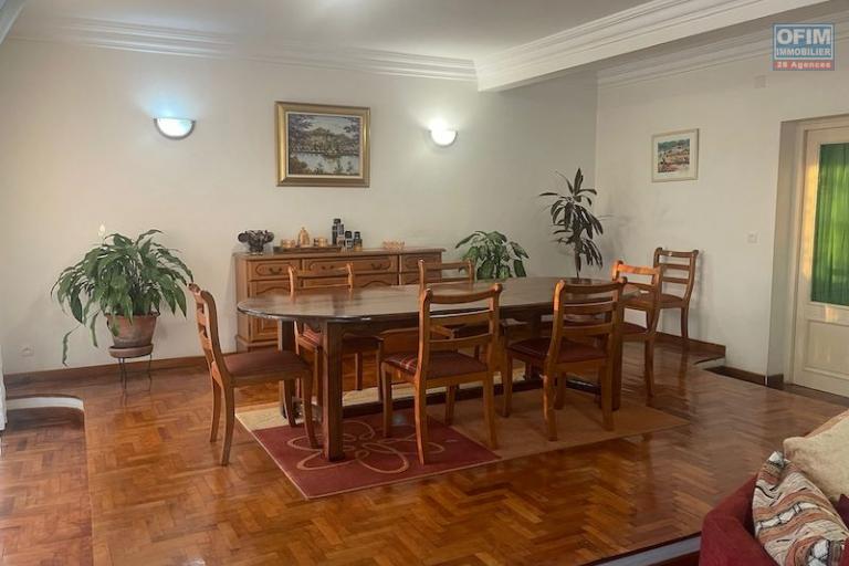 A vendre grande villa F6 de 300 M2 habitable  avec vue sur le lac Mamamba ambohibao. Contact Mr Jacky