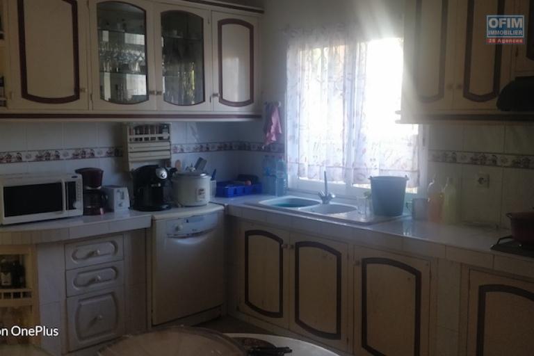 A vendre grande villa F6 de 300 M2 habitable  avec vue sur le lac Mamamba ambohibao. Contact Mr Jacky