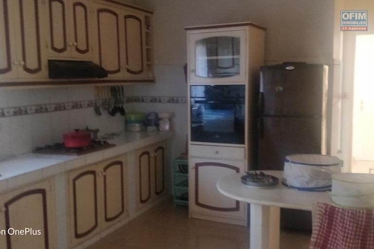 A vendre grande villa F6 de 300 M2 habitable  avec vue sur le lac Mamamba ambohibao. Contact Mr Jacky 034 02 443 04