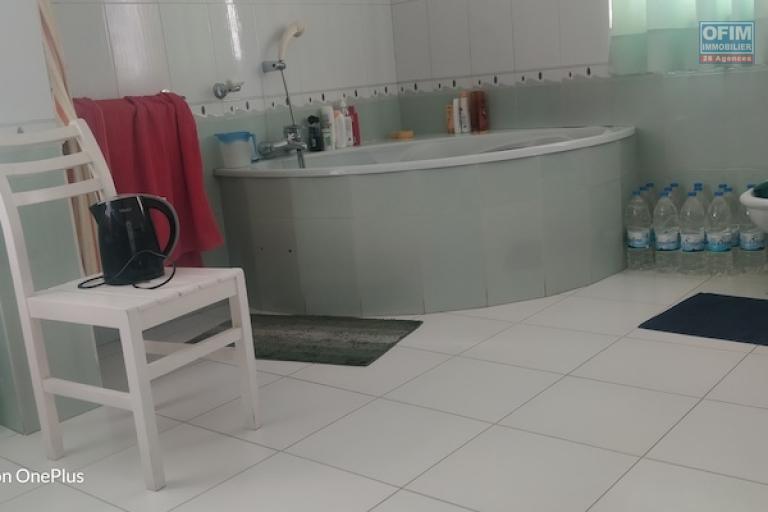 A vendre grande villa F6 de 300 M2 habitable  avec vue sur le lac Mamamba ambohibao. Contact Mr Jacky