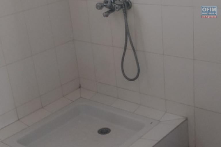 A vendre grande villa F6 de 300 M2 habitable  avec vue sur le lac Mamamba ambohibao. Contact Mr Jacky