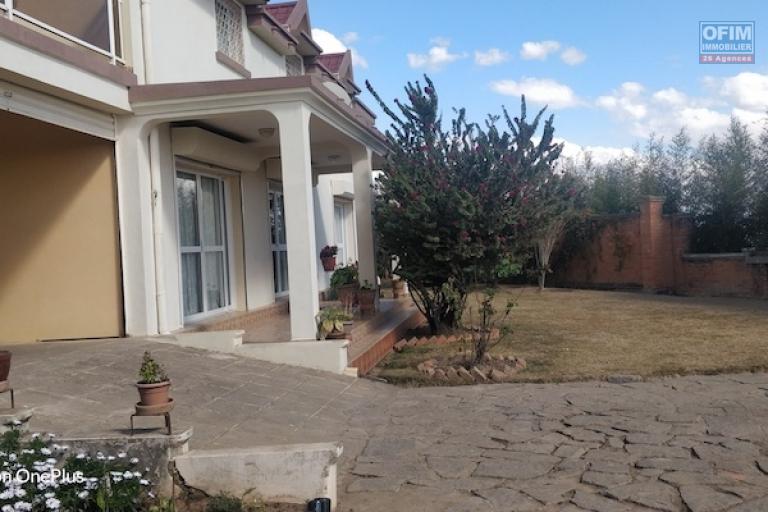 A vendre grande villa F6 de 300 M2 habitable  avec vue sur le lac Mamamba ambohibao. Contact Mr Jacky