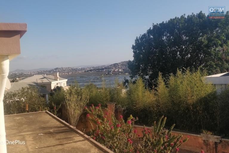 A vendre grande villa F6 de 300 M2 habitable  avec vue sur le lac Mamamba ambohibao. Contact Mr Jacky 034 02 443 04