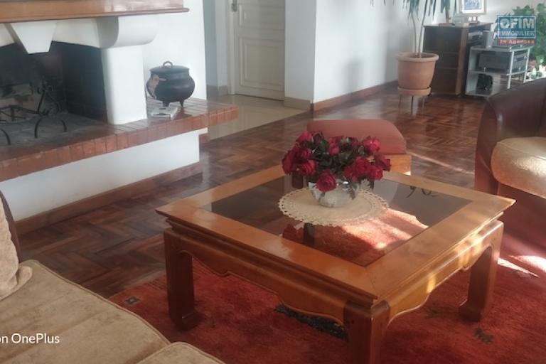 A vendre grande villa F6 de 300 M2 habitable  avec vue sur le lac Mamamba ambohibao. Contact Mr Jacky