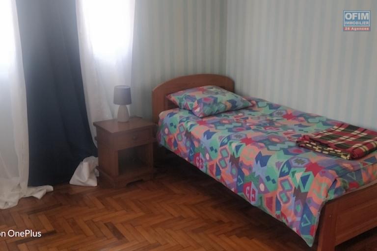 A vendre grande villa F6 de 300 M2 habitable  avec vue sur le lac Mamamba ambohibao. Contact Mr Jacky