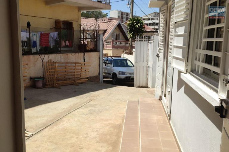 OFIM immobilier loue une petite villa basse F3 sur Soavinandriana.LOUE