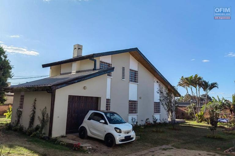 OFIM immobilier loue une charmante villa F4 sise à Ambohibao à 1min de l'école Française.LOUE