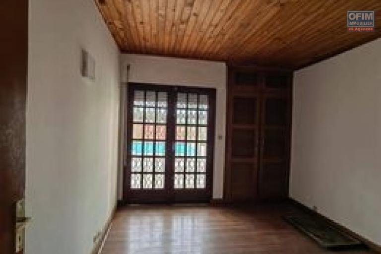 OFIM immobilier loue une charmante villa F4 sise à Ambohibao à 1min de l'école Française.LOUE