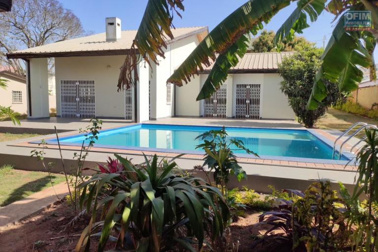 OFIM immobilier loue une charmante villa F4 sise à Ambohibao à 1min de l'école Française