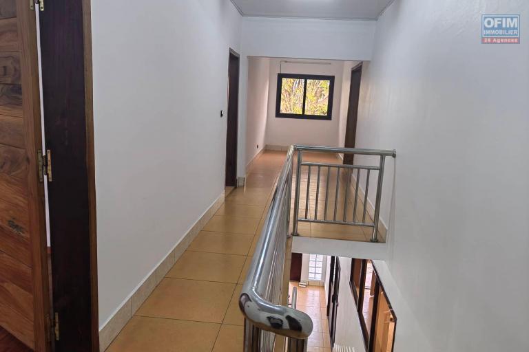 OFIM Immobilier loue une grande villa à étage F10 à usage mixte sur Ambohibao Antehiroka en bord de route près de la Bianco. LOUE