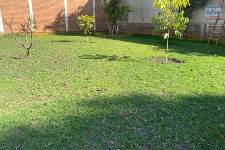 Une villa F5 avec jardin et piscine à Androhibe
