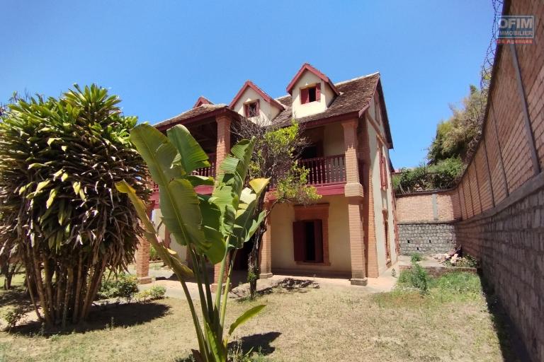 Maison traditionnelle F5 plus un bâtiment R+3 offrant un vue imprenable à 10 min du centre ville sur Anjohy- Antananarivo