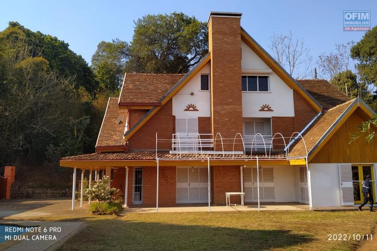 Une villa F6 avec grand jardin et piscine à Ampasanimalo