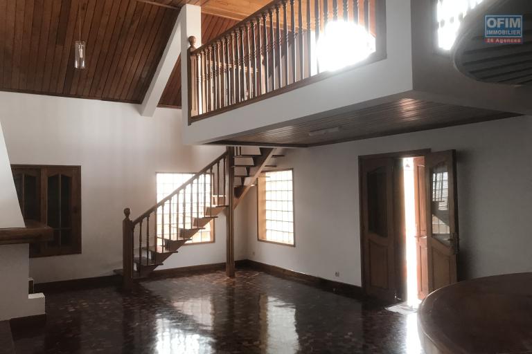 À louer une belle villa avec mezzanine de type F4 située à Andranoro Ambohibao non loin du centre commercial Leader Price (NON DISPONIBLE)