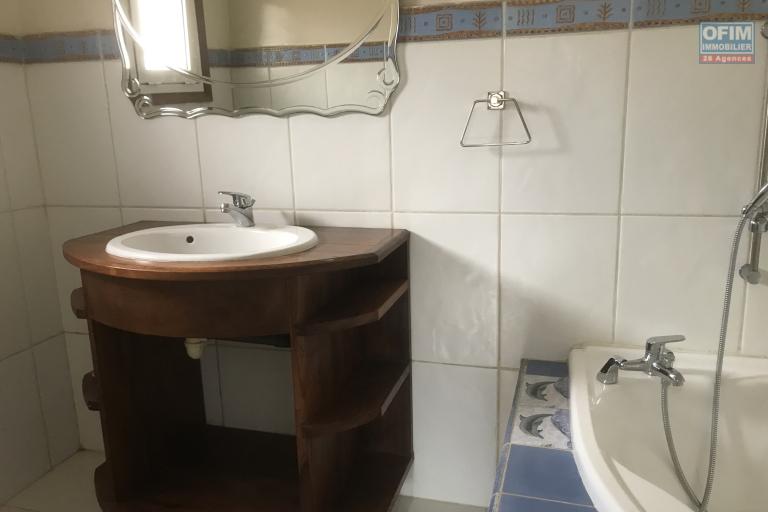 À louer une belle villa avec mezzanine de type F4 située à Andranoro Ambohibao non loin du centre commercial Leader Price