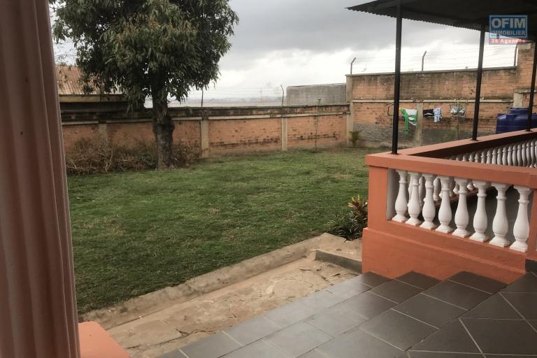 À louer une belle villa avec mezzanine de type F4 située à Andranoro Ambohibao non loin du centre commercial Leader Price
