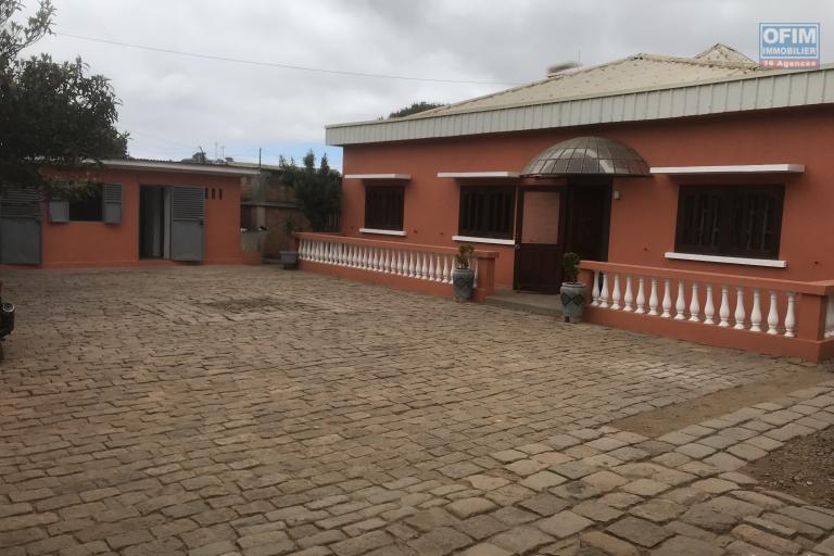 À louer une belle villa avec mezzanine de type F4 située à Andranoro Ambohibao non loin du centre commercial Leader Price (NON DISPONIBLE)