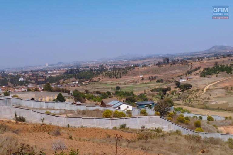 Terrain de 8 841 m2 entièrement clôturé en bord de la RN3 à Ambohitrabiby- Antananarivo