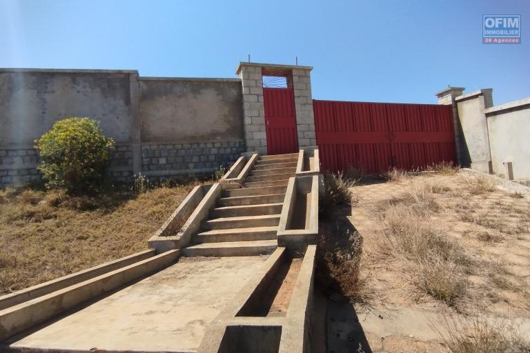 Terrain de 8 841 m2 entièrement clôturé en bord de la RN3 à Ambohitrabiby- Antananarivo