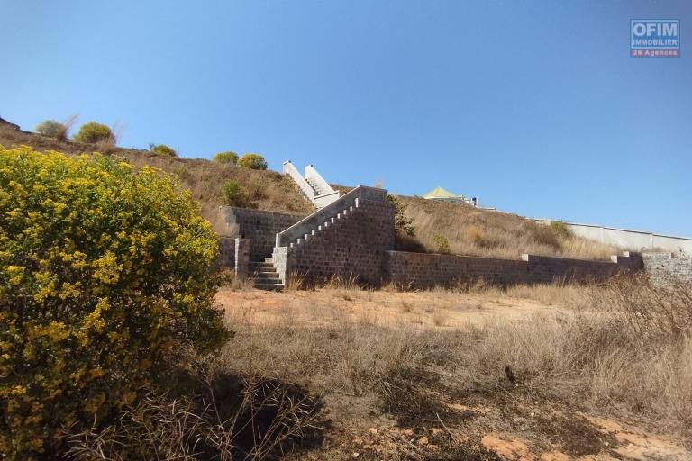 Terrain de 8 841 m2 entièrement clôturé en bord de la RN3 à Ambohitrabiby- Antananarivo