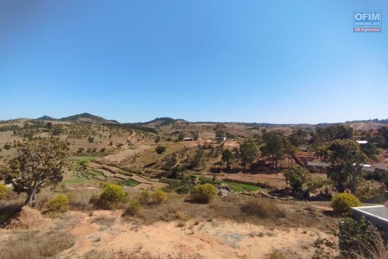 Terrain de 8 841 m2 entièrement clôturé en bord de la RN3 à Ambohitrabiby- Antananarivo