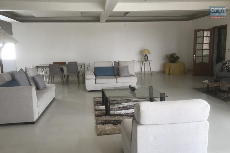 À louer un appartement meublé de standing type T4 à Tanjondava Talatamaty dans un quartier calme et non loin de l’école Vision Vallet avec piscine
