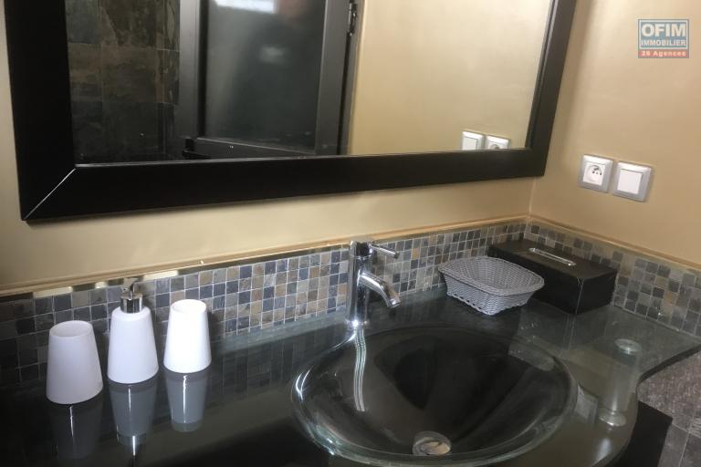 À louer un appartement meublé de standing type T4 à Tanjondava Talatamaty dans un quartier calme et non loin de l’école Vision Vallet avec piscine