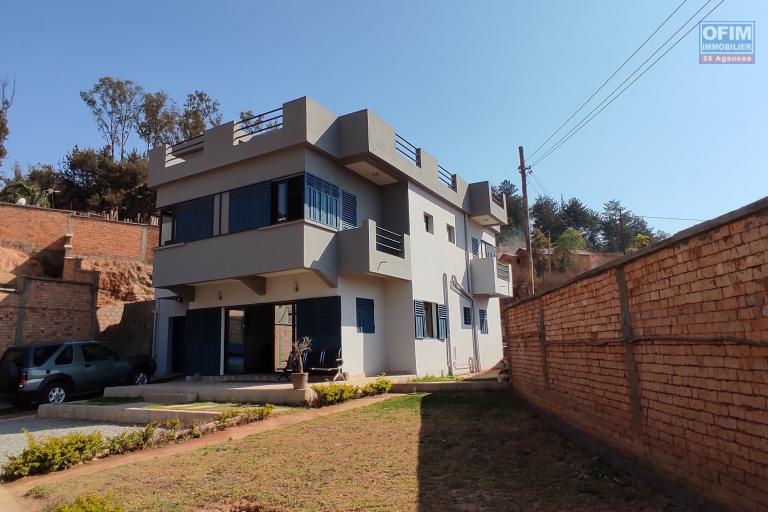 Location d'une villa neuve F6 avec grande terrasse à 7mn de Mahamasina, et de Tsimbazaza