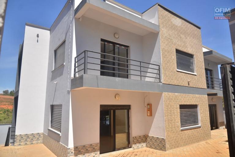 Location de 2 appartements T5 neufs avec piscine à 10mn de by pass et l'école Peter pan à Ambohijanaka