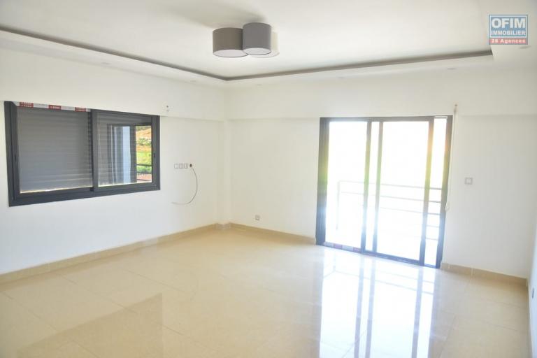 Location de 2 appartements T5 neufs avec piscine à 10mn de by pass et l'école Peter pan à Ambohijanaka