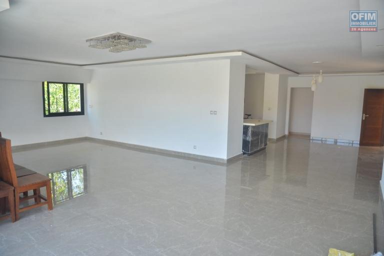 Location de 2 appartements T5 neufs avec piscine à 10mn de by pass et l'école Peter pan à Ambohijanaka