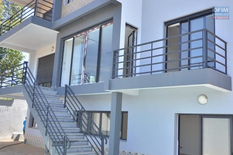 Location de 2 appartements T5 neufs avec piscine à 10mn de by pass et l'école Peter pan à Ambohijanaka