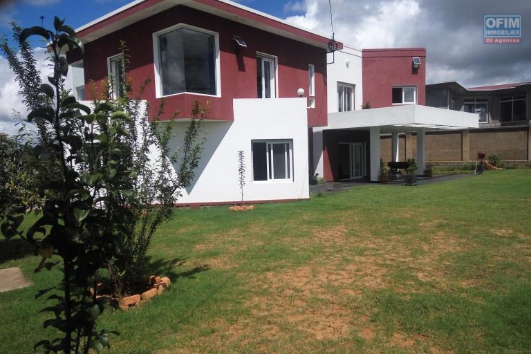 OFIM immobilier loue une charmante villa neuve F5 avec jardin au bord de route vers Sabotsy Namehana, exactement sur Ambohimanga près de la station de la gendarmerie qui est à 30min d'ivandry