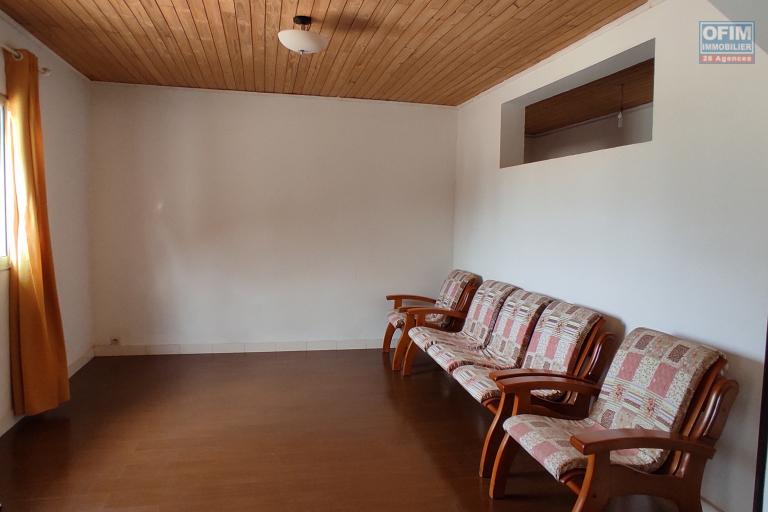 Location d'un appartement T4 semi meublé dans un quartier calme et sécurisé à Itaosy Avarabohitra