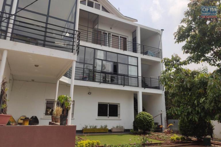 OFIM immobilier loue un appartement T3 au RDC sur Androhibe, un quartier calme et résidentiel.